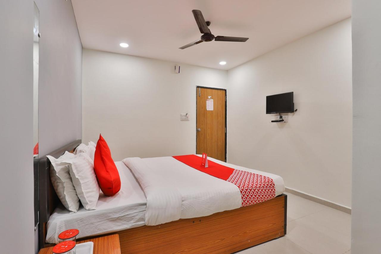 Oyo 16675 Hotel Shri Krishna Inn Surat Exterior photo
